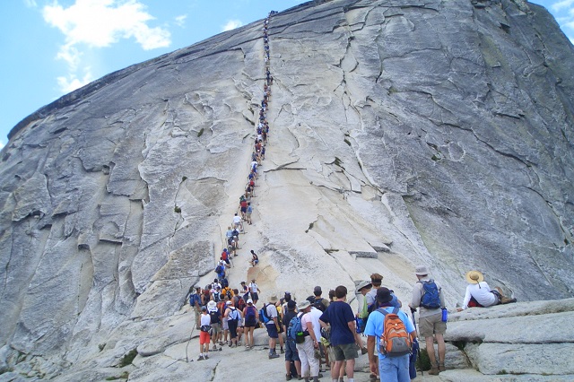 Half Dome, một trong những địa điểm khá nguy hiểm nhưng rất thu hút khách tham quan ở Mỹ