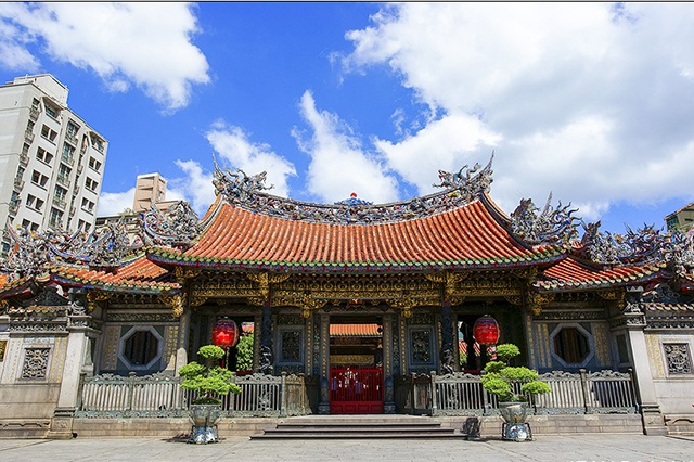 Kiến trúc độc đáo của ngôi đền là một trong những lí do thu hút du khách tìm đến