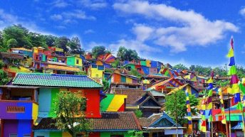 Giới trẻ rủ nhau check–in rần rần ngôi làng cầu vồng ở Indonesia