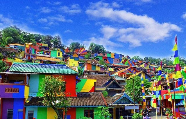 Giới trẻ rủ nhau check–in rần rần ngôi làng cầu vồng ở Indonesia