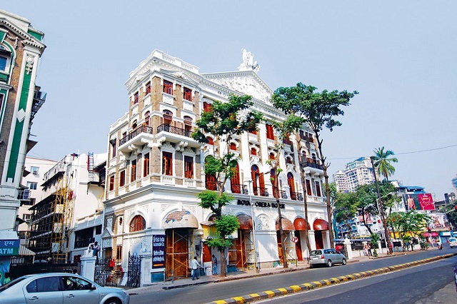 Kiến trúc nhà hát Opera Hoàng gia nổi bật hẳn so với những tòa nhà trong khu vực