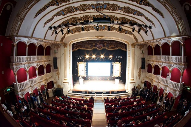 Một căn phòng biểu diễn bên trong nhà hát Opera Hoàng gia